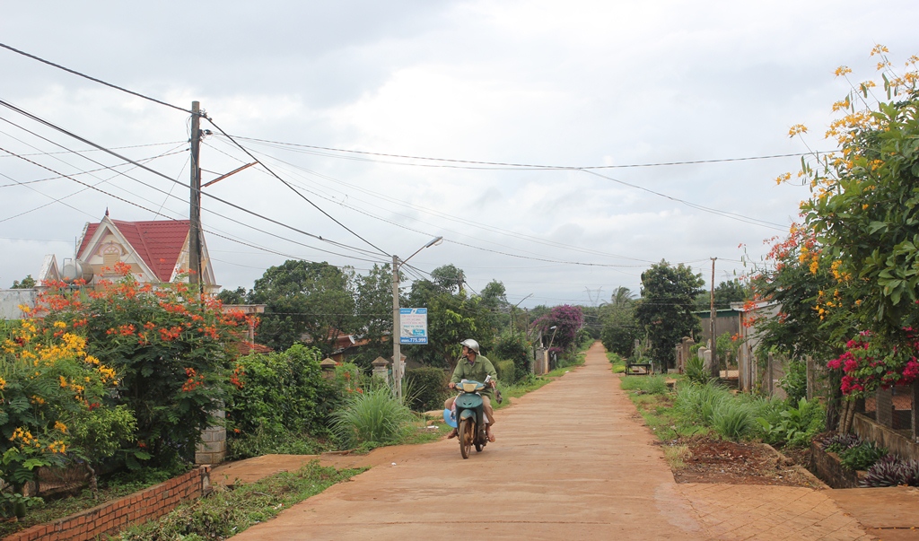 Nhiều tuyến giao thông nông thôn tại xã Ea Nam được xây dựng bằng đóng góp của người dân