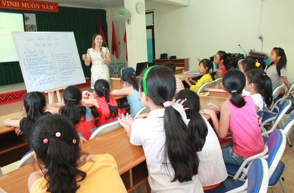  Trẻ em  hào hứng tham gia lớp học  kỹ năng phòng chống  xâm hại  tình dục tại Nhà  Văn hóa thanh  thiếu nhi tỉnh.   