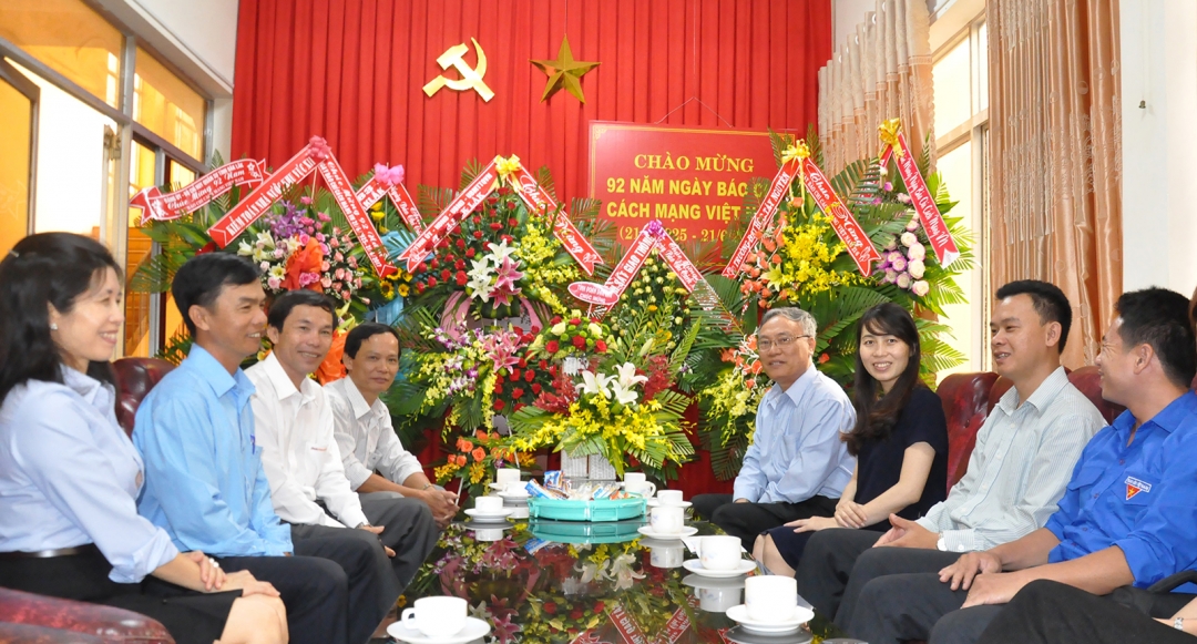 Cán bộ tỉnh đoàn thăm hỏi, chúc mừng cơ quan Báo Đắk Lắk