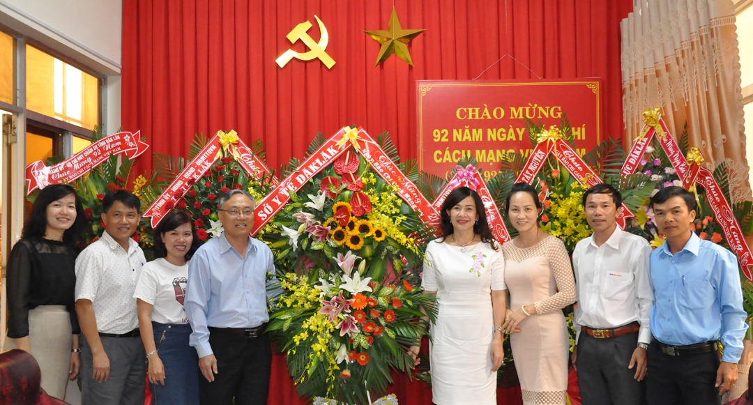 Lãnh đạo Sở Y tế tặng hoa chúc mừng Báo Đắk Lắk