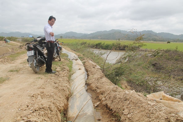 Người dân ở xã Buôn Triết dùng bao ni lông cuộn thành ống dẫn nước trên các kênh đất để tránh thất thoát nước. 