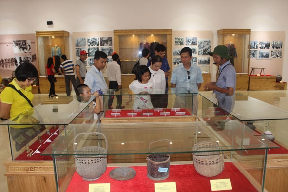 Du khách đến tham quan Không gian trưng bày hình ảnh, hiện vật về Mẹ Việt Nam Anh hùng. 