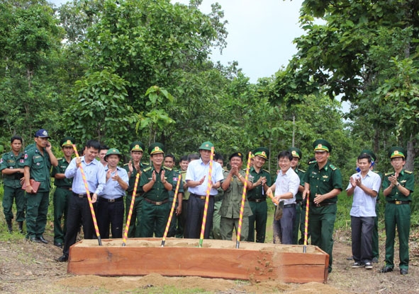 Lãnh đạo UBND tỉnh, Bộ đội Biên phòng tỉnh Đắk Lắk và Ty Công an tỉnh Mundulkiri thực hiện nghi thức động thổ công trình đường điện thắp sáng cho 3 đồn cảnh sát bảo vệ biên giới Campuchia. Ảnh: Q. Anh