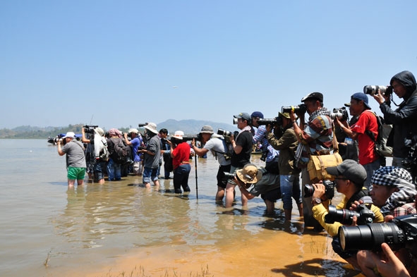 Các nhà báo tác nghiệp tại Lễ hội đua voi và đua thuyền tổ chức ở huyện Lắk năm 2017.   Ảnh: G. Nam  