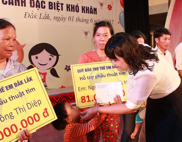 Phó Chủ tịch UBND tỉnh H'Yim Kđoh trao kinh phí hỗ trợ mổ tim cho trẻ em bị bệnh tim bẩm sinh. 