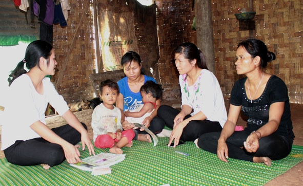 Cán bộ Trung tâm Dân số - Kế hoạch hóa gia đình huyện Ea Kar tuyên truyền chính sách dân số đến phụ nữ xã Cư Elang. 