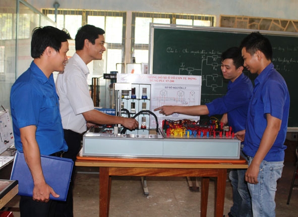 Giảng viên Trường  Cao đẳng nghề Đắk Lắk  giới thiệu  mô hình  hệ thống  đỗ xe ôtô con tự động  cho sinh viên.