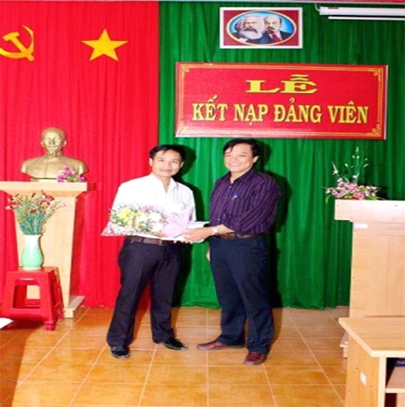 Chi bộ Trường THPT Huỳnh Thúc Kháng kết nạp đảng viên mới.  