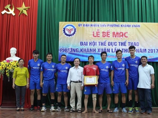 Ban Tổ chức trao giải Nhất bộ môn bóng chuyền cho đội TDP 3.
