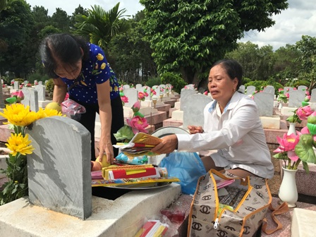 Con gái Liệt sỹ Hoàng Đức Thơm ( xã Yên Nguyên, huyện Chiêm Hóa, tỉnh Tuyên Quang) dâng hoa, dâng hương cho bố.