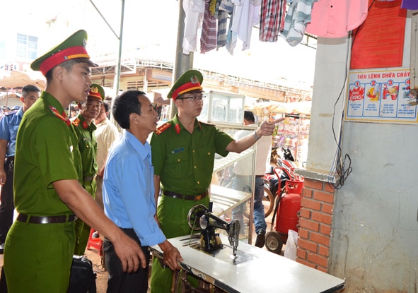 Cảnh sát Phòng cháy chữa cháy kiểm tra công tác phòng cháy chợ Phước An (huyện Krông Pắc). 