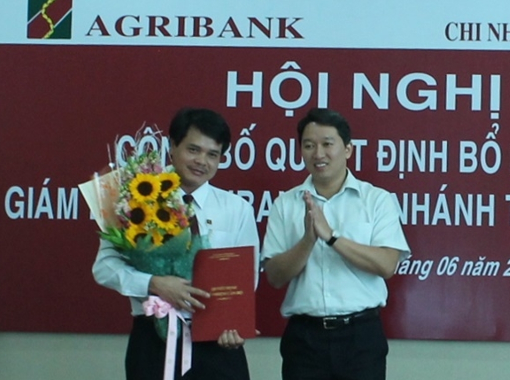 Phó Chủ tịch Thường trực UBND Nguyễn Hải Ninh tỉnh tặng hoa chúc mừng ông Vương Hồng Lĩnh