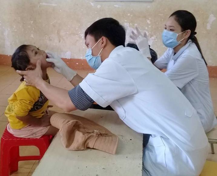 Các bác sĩ thuộc Chi hội Thầy thuốc trẻ huyện Krông Ana khám bệnh cho các em thiếu nhi. 