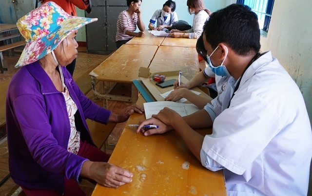 Các bác sĩ thuộc Hội Thầy thuốc trẻ tỉnh khám bệnh, cấp phát thuốc miễn phí cho người dân tại xã Cư Pui. 