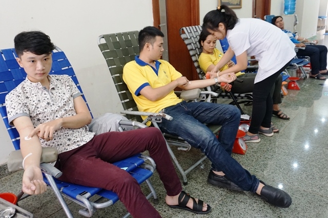 Thanh niên tình nguyện tham gia hiến máu nhân đạo.