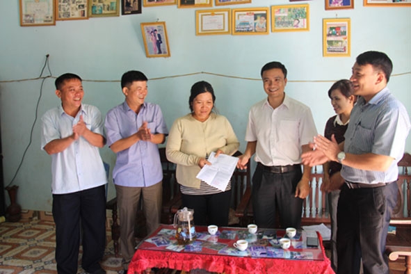 Ban điều hành Quỹ 559 trao tiền hỗ trợ phát triển kinh tế cho gia đình đảng viên Ksơr H’Bé  (buôn Kdun, xã Cư Êbur). 