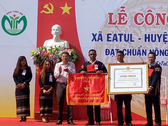 Trao Bằng công nhận và Cờ thi đua của UBND tỉnh cho  cán bộ và nhân dân  xã Ea Tul. 
