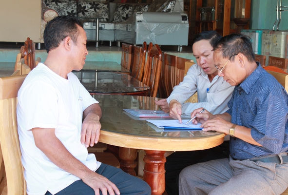 Điều tra viên của tổ dân phố 4, thị trấn Phước An thu thập thông tin, ghi phiếu điều tra tại hộ kinh doanh cá thể trên địa bàn.  