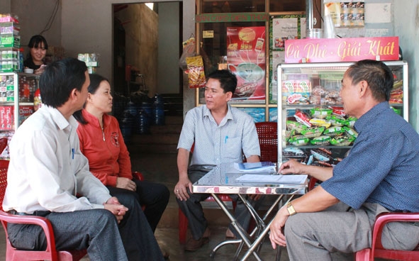 Thành viên Ban chỉ đạo các cấp huyện Krông Pắc và điều tra viên gặp gỡ tuyên truyền, thu thập thông tin, ghi phiếu điều tra tại hộ kinh doanh cá thể của thị trấn Phước An.