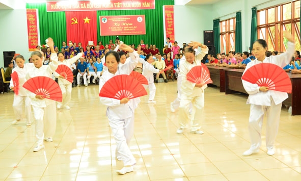 Bài thể dục dưỡng sinh Thái cực công phiến do hội viên CLB biểu diễn.