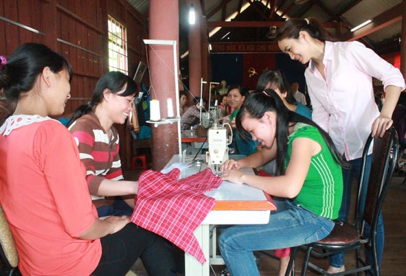 Dạy nghề may công nghiệp miễn phí cho nữ lao động nông thôn tại xã Hòa Phú (TP. Buôn Ma Thuột).