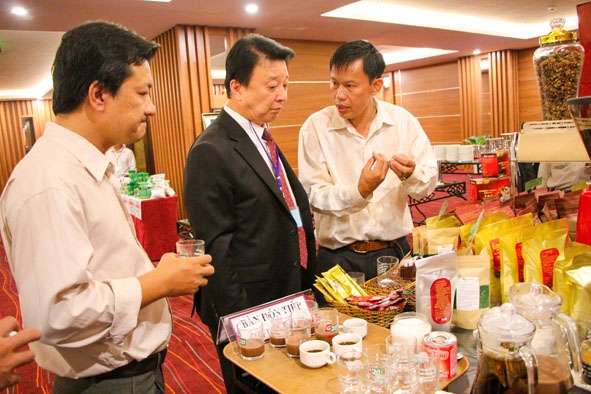 Nhà đầu tư Hàn Quốc nghe giới thiệu về các sản phẩm cà phê của Đắk Lắk.