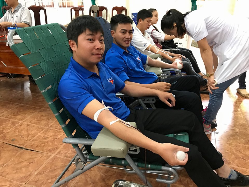 Đoàn viên thanh niên tham gia hiến máu tình nguyện