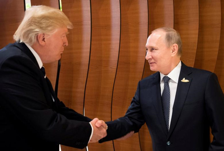 Tổng thống Mỹ Donald Trump và Tổng thống Nga Vladimir Putin bắt tay khi hai nhà lãnh đạo cùng có mặt ở Hamburg, Đức để tham dự Hội nghị thượng đỉnh G20.