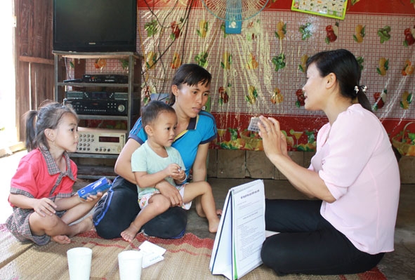 Chị Nguyễn Thị Thúy, cán bộ chuyên trách dân số xã Ea Rốk tuyên truyền về cách sử dụng biện pháp tránh thai an toàn. 