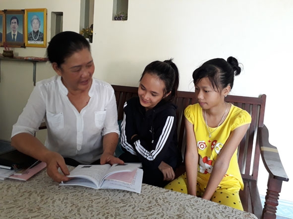 Bà Hoàng Thị Minh Thu, Chủ nhiệm CLB “Ông - bà - cháu” thôn Kim Phát cùng con cháu. 
