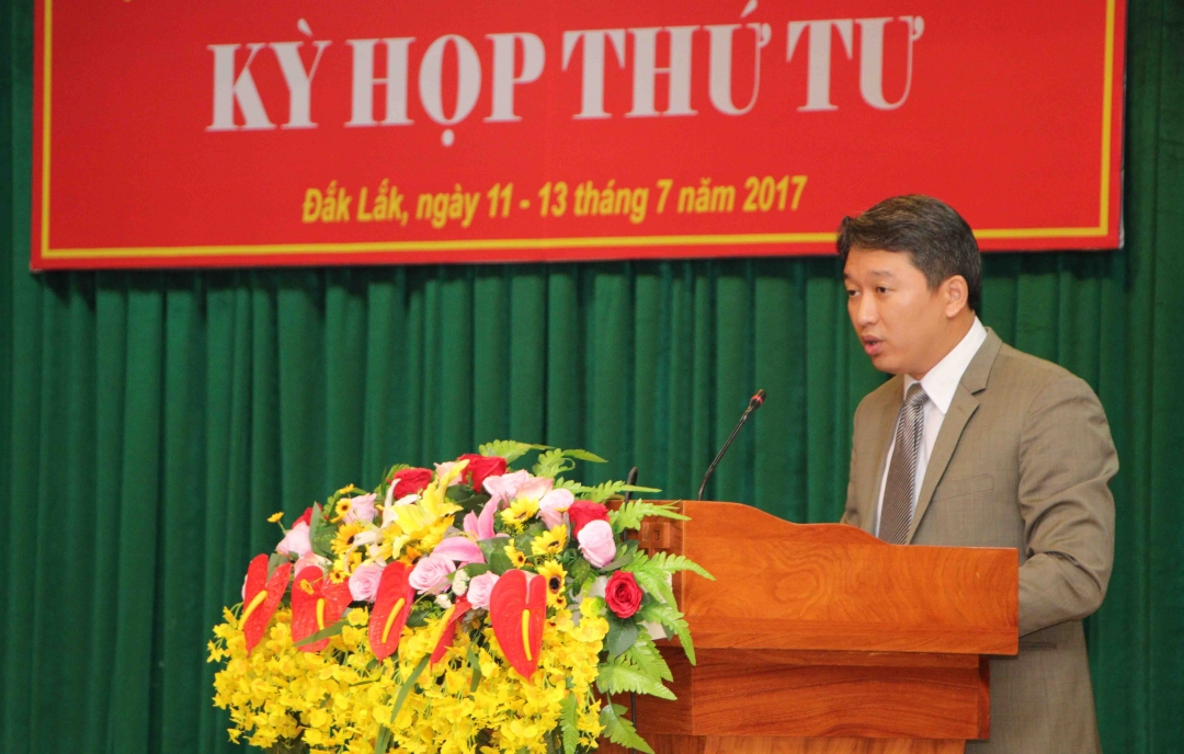 Ủy viên dự khuyết Trung ương Đảng, Phó Chủ tịch Thường trực UBND tỉnh Nguyễn Hải Ninh báo cáo tại Kỳ họp. Ảnh: Hoàng Gia