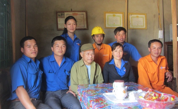 Đoàn viên thanh niên thăm hỏi và tặng quà gia đình ông Triệu Việt Dũng (thôn Tam Lập, xã Ea Tam) – gia đình có công với cách mạng.