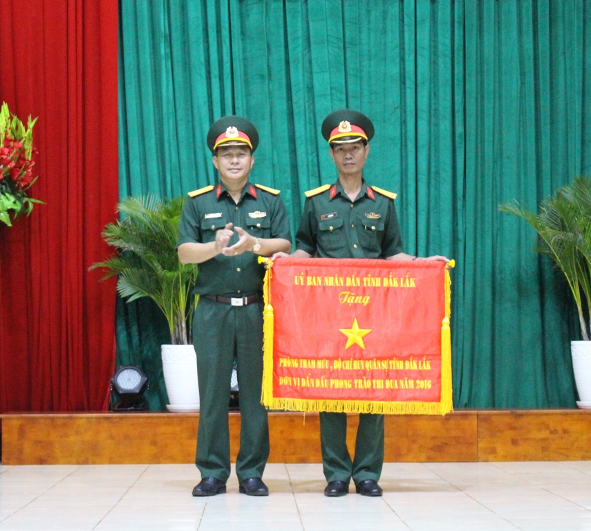 Đại tá Trương Hồng Quang, Chỉ huy trưởng Bộ Chỉ huy Quân sự tỉnh trao cờ thi đua tặng tập  thể Phòng Tham mưu