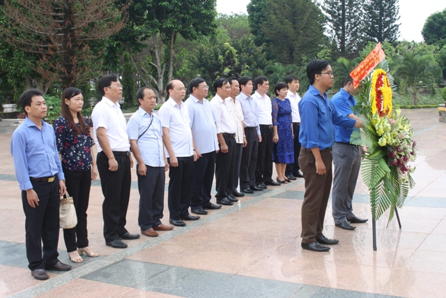 Đoàn công tác tỉnh Thái Bình dâng hoa