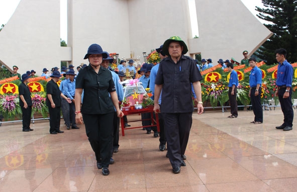 Phó Chủ tịch UBND tỉnh H'Yim Kđoh và Phó trưởng Đoàn ĐBQH tỉnh Y Khút Niê tiễn đưa các liệt sỹ về nơi yên nghỉ. 