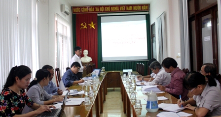 Giám đốc Trung tâm Y tế dự phòng tỉnh Phạm Văn Lào báo cáo với Đoàn công tác về diễn biến của bệnh SXH trên địa bàn tỉnh.