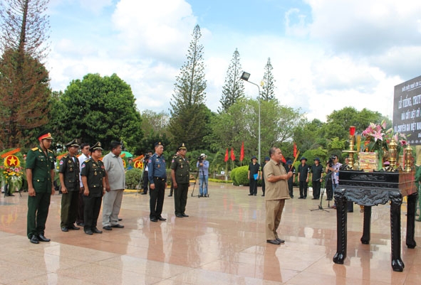 Đoàn đại biểu chính quyền tỉnh Mundulkiri (Campuchia) dâng hương tại Nghĩa trang Liệt sỹ tỉnh Đắk Lắk.