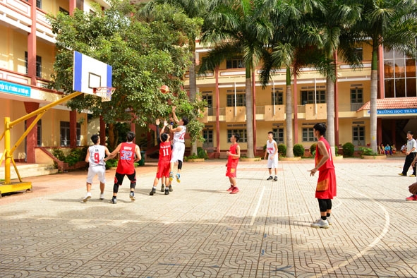 Học sinh Trường THCS Phan Chu Trinh luyện tập bóng rổ trong những ngày hè.