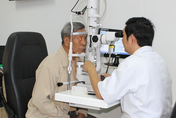       Bác sĩ Bện viện Mắt Tây Nguyên khám bệnh cho người dân.   Ảnh:  K. Oanh