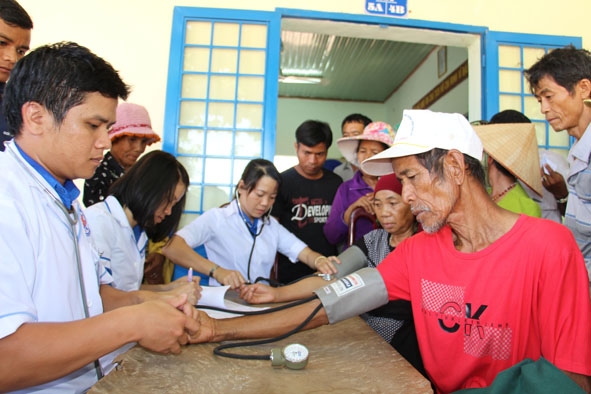  Tỉnh Đoàn  tổ chức  khám bệnh phát thuốc cho nhân dân vùng căn cứ cách mạng Cư Pui  (huyện  Krông Bông).