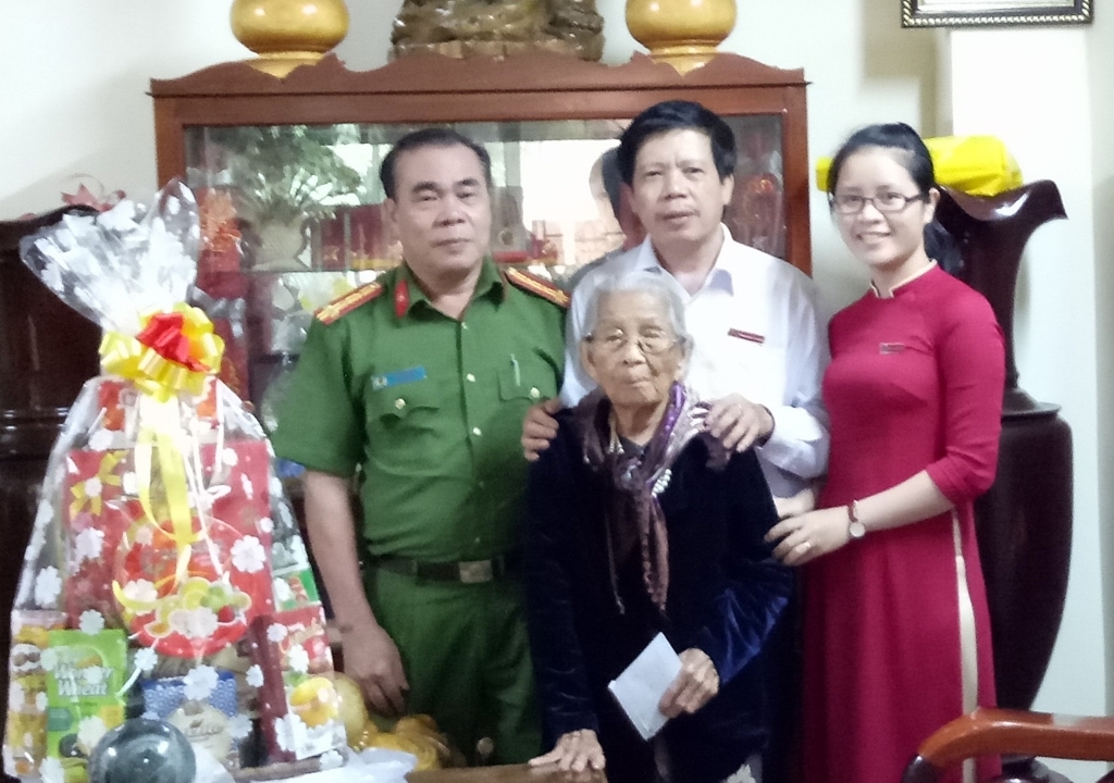 Đại diện Agribank Đắk Lắk tặng quà Mẹ Huỳnh Thị Qua