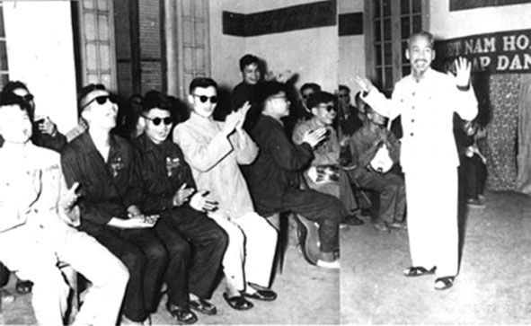 Bác Hồ đến thăm Trường Thương binh hỏng mắt Hà Nội (năm 1956). Ảnh tư liệu