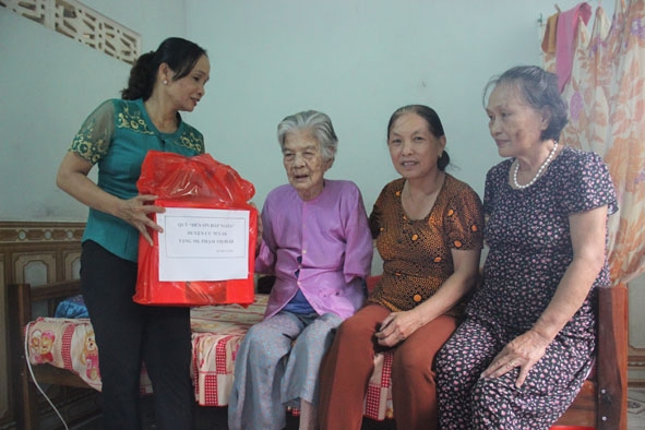 Thăm hỏi, tặng quà gia đình Mẹ Việt Nam Anh hùng Phạm Thị Buội. 