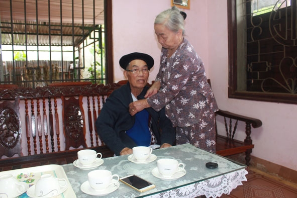Bà Trần Thị Liên chăm sóc ông Hồ Sỹ Sơn.