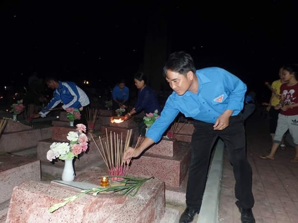 Thanh niên huyện Lắk thắp nến tri ân các Anh hùng liệt sỹ tại Nghĩa trang huyện. 