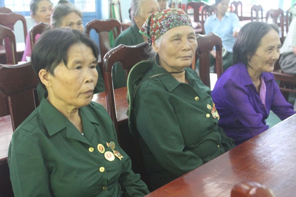 Những nữ cựu TNXP xã Buôn Tría gặp nhau, ôn lại kỷ niệm xưa.  