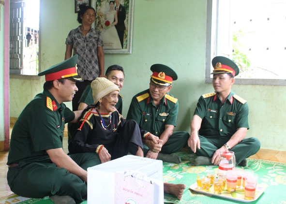 Đoàn công tác Bộ Chỉ huy Quân sự tỉnh thăm, tặng quà Mẹ Việt Nam Anh hùng H’Năr Ông.  