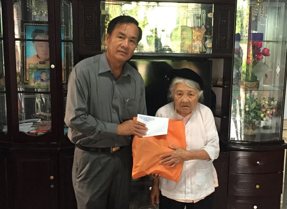 Bí thư  Huyện ủy  Cư Kuin  Lê Thái Dũng  thăm hỏi,  tặng quà  Mẹ Việt Nam Anh hùng Nguyễn  Thị Đơm  (thôn 3, xã Ea Tiêu). 