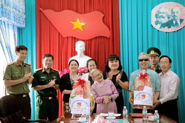 Phó Chủ tịch UBND tỉnh H’Yim Kđoh (thứ 4 từ phải sang) tặng quà người có công tiêu biểu huyện M’Đrắk.  Ảnh: N.Hoa
