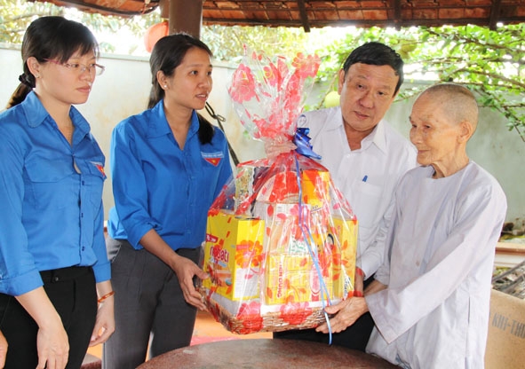 Lãnh đạo Cục Dự trữ Nhà nước khu vực Tây Nguyên thăm và tặng quà Mẹ Nguyễn Thị Toàn.